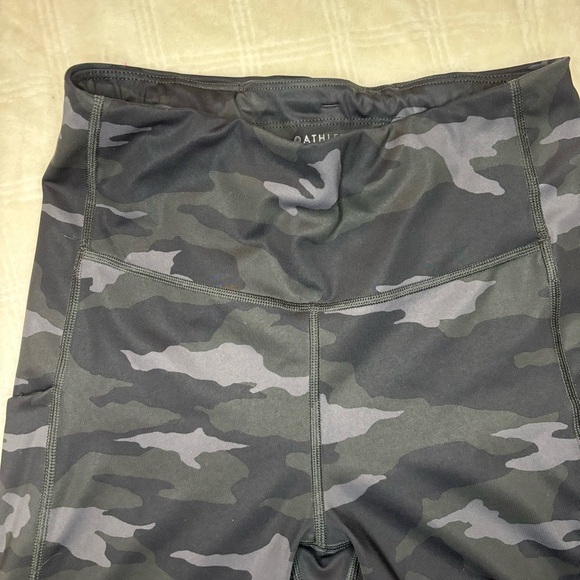 Athleta Ultimate Stash Pocket Camo 7” Short Size Small Black Gray Preowned - Picture 5 of 10